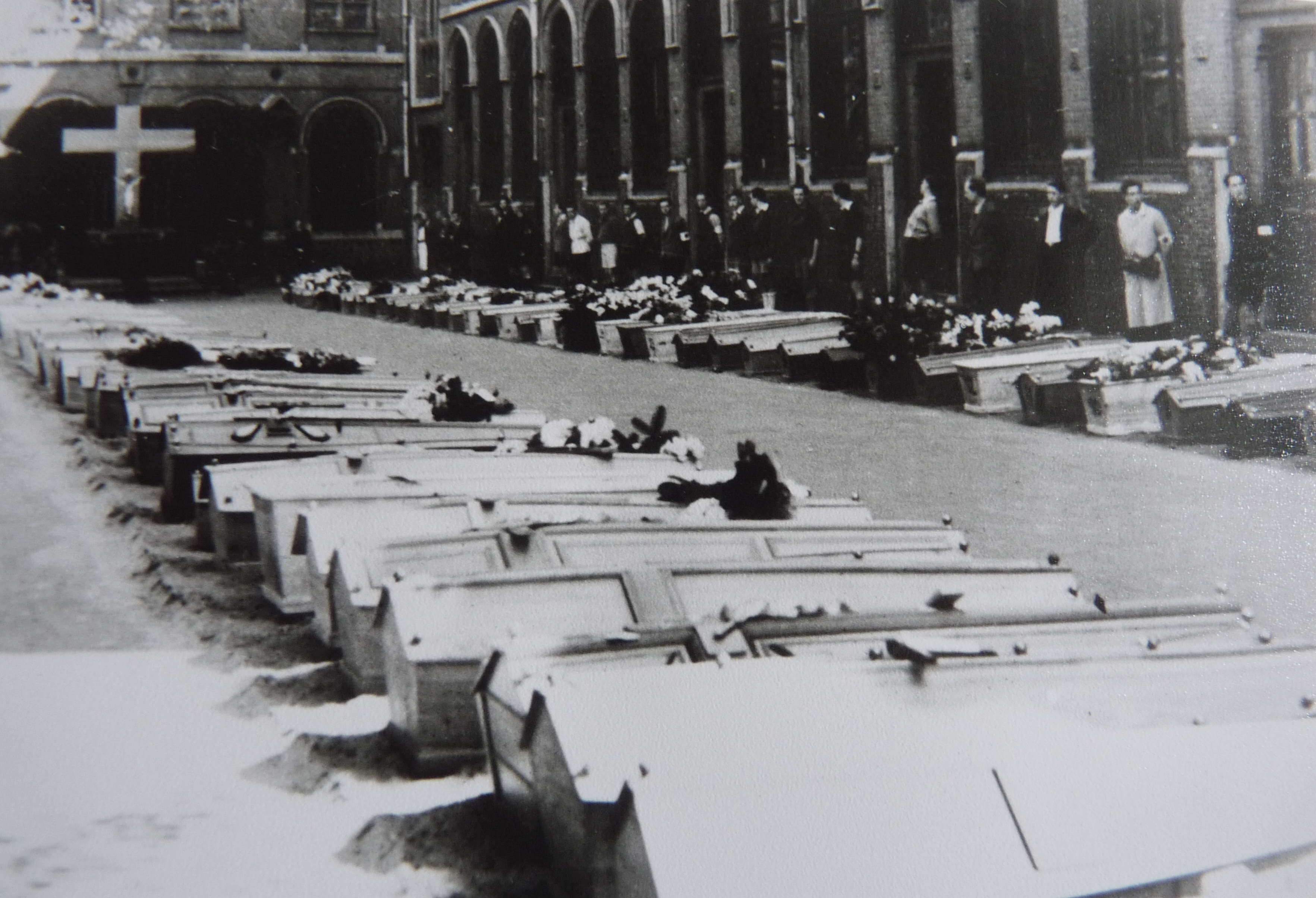 De opgebaarde slachtoffers van het bombardement van 19 april 1944
