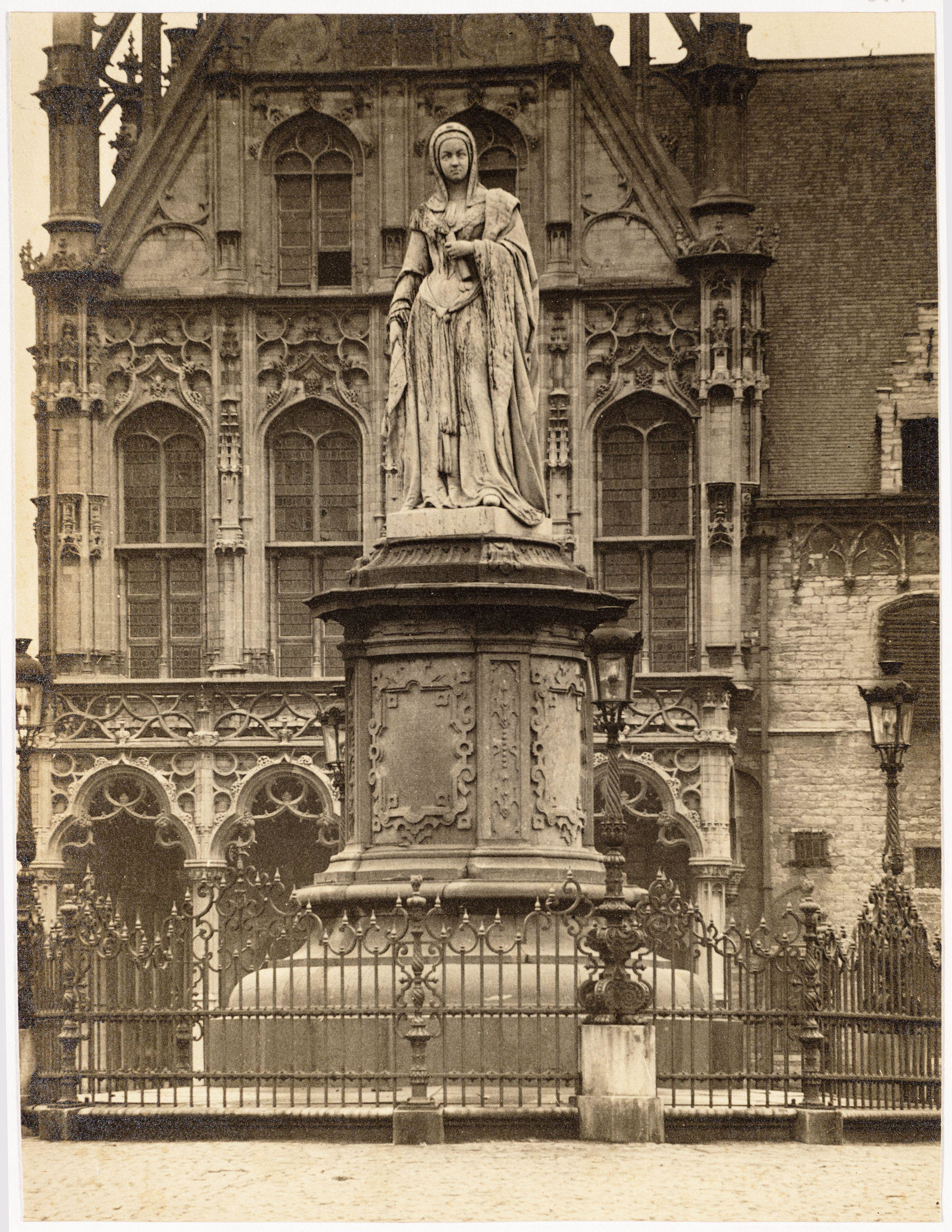 Het beeld van Margareta van Oostenrijk, toen nog op de Mechelse Grote Markt. Stadsarchief Mechelen - regionalebeeldbank.be