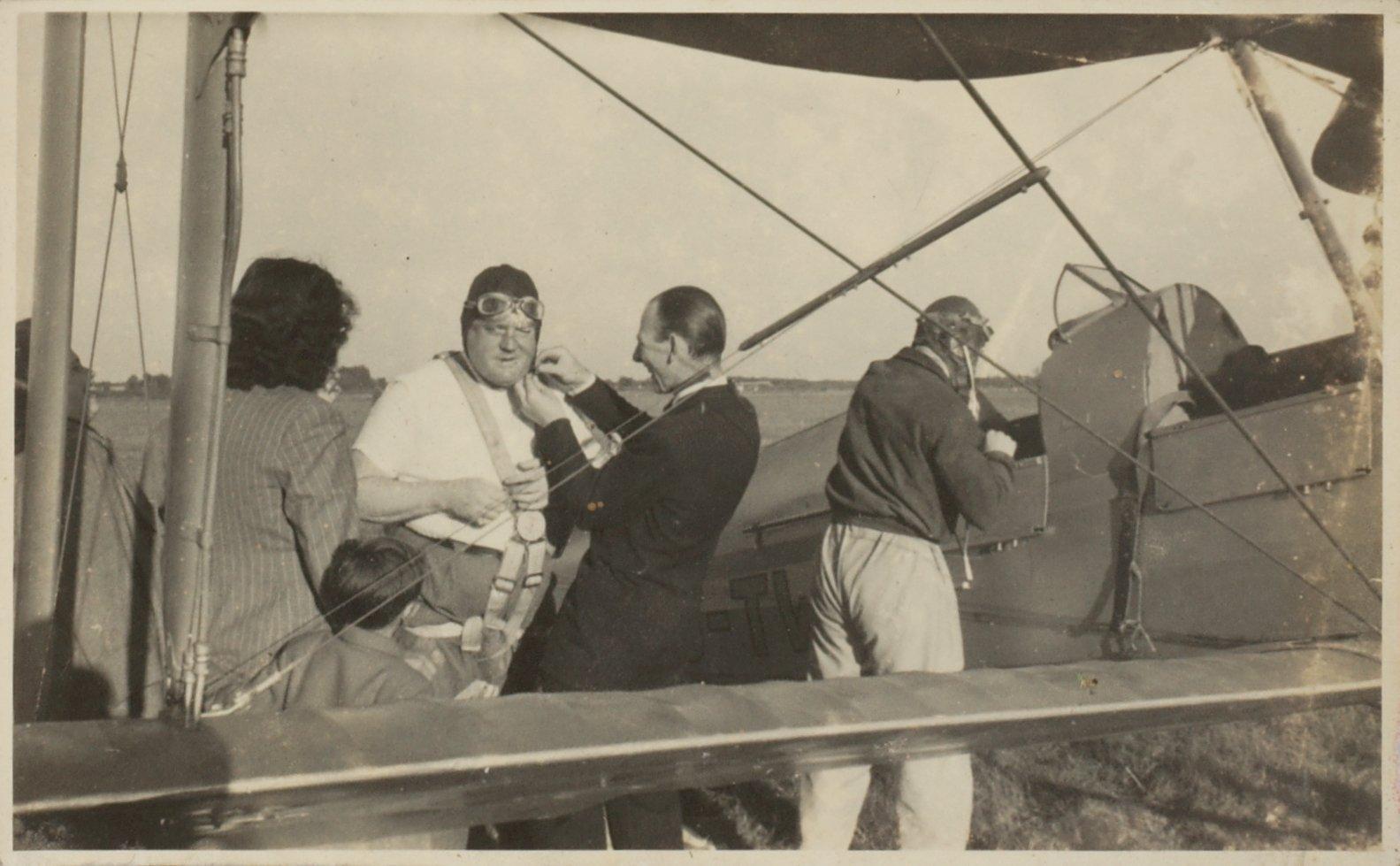 Iemand maakt zich klaar om in een vliegtuig te stappen, vermoedelijk jaren 1940. Foto door Leon Van Baelen