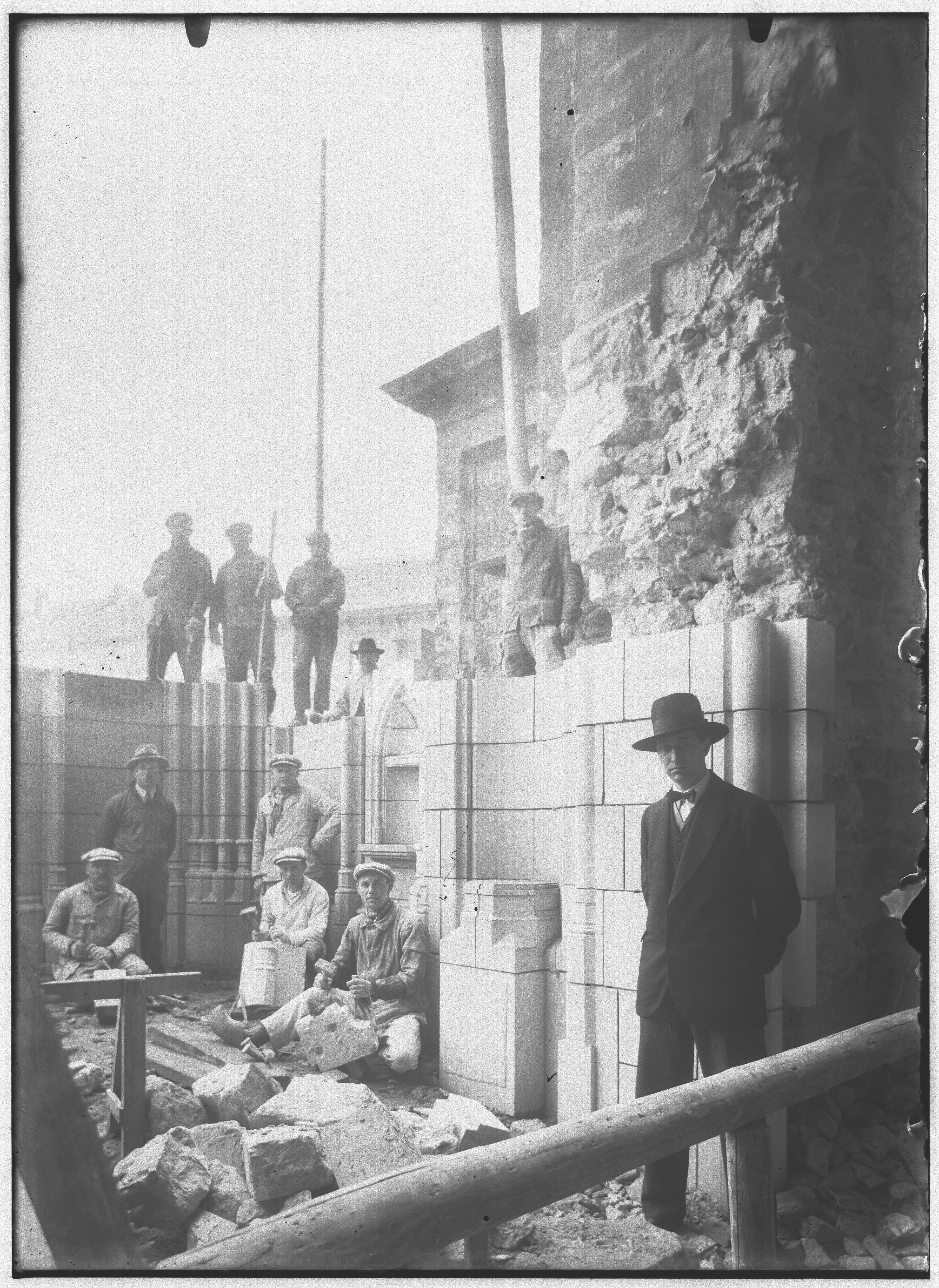 Zicht op de werken aan de grafkapel van kardinaal Mercier in de Mechelse Sint-Romboutskathedraal. Collectie Stadsarchief Mechelen