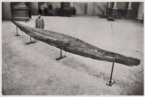 De kano van Nekkerspoel in de Koninklijke Musea voor Kunst en Geschiedenis te Brussel, na 1910. © Stadsarchief Mechelen - beeldbankmechelen.be 