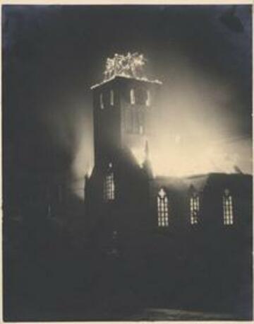 De brandende kerk van Walem in 1952, foto door Leon Van Baelen. © Stadsarchief Mechelen – beeldbankmechelen.be