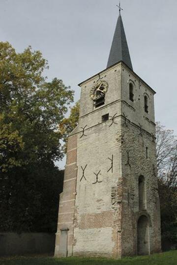 De toren van de oude Sint-Lambertuskerk te Muizen, 2005. © Focus-In Lint - beeldbankmechelen.be